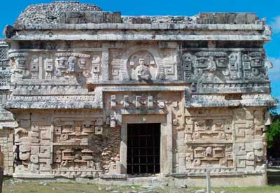 Complejo: Las Monjas, edificio con 12 mascarones del dios Chaac