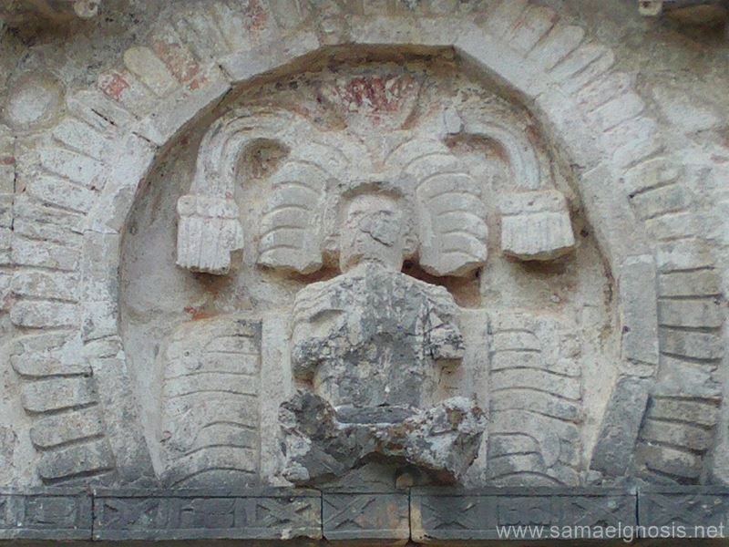 Sacerdote maya en posición del Buda cuando meditaba. Los glifos en su entorno son del agua pura de vida. Zona Arqueológica de Chichén Itzá. Cultura Maya.