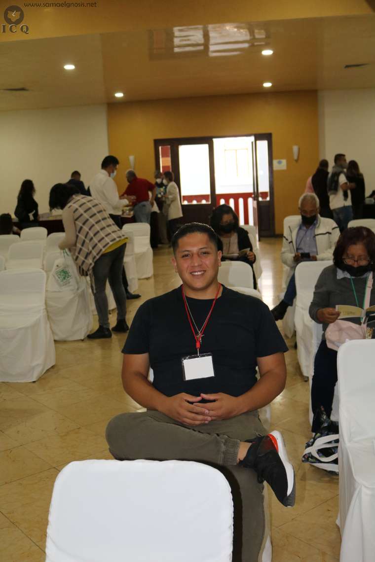 Muy alegre el hijo del instructor Rubén Soto participando por primera vez de un congreso gnóstico.