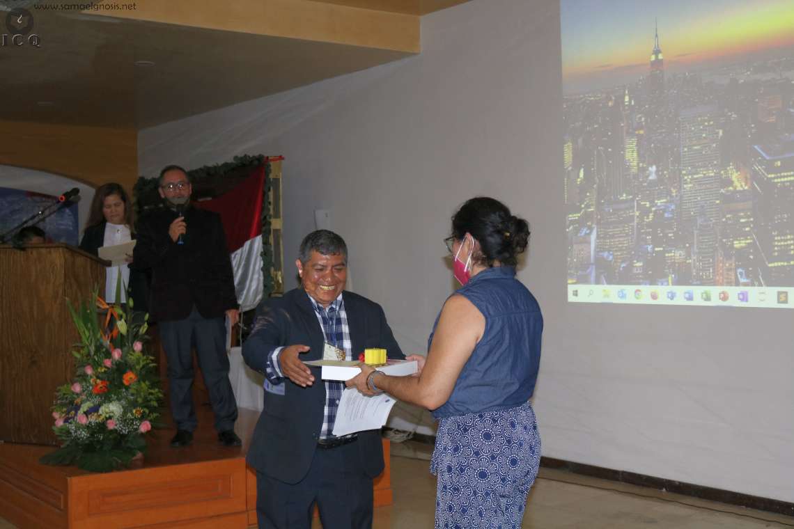 El instructor de Nochistlán Zacatecas, recibiendo un simbólico reconocimiento por su trabajo en la interpretación del Códice. 
