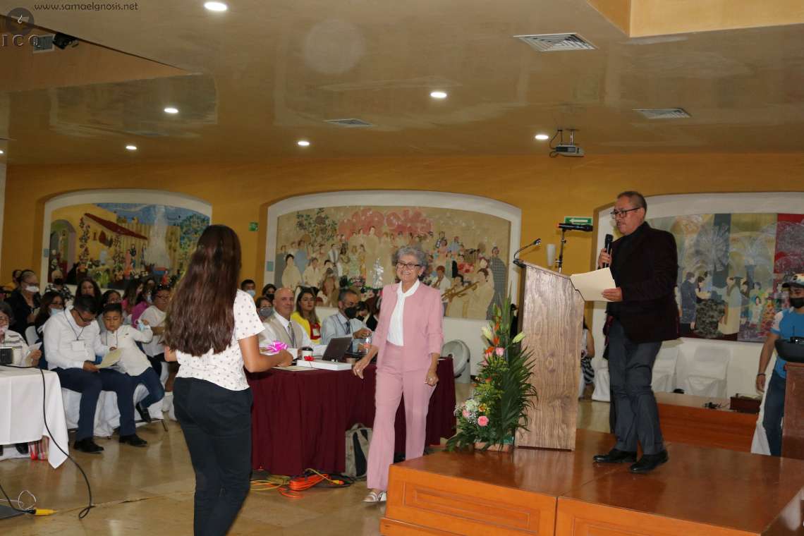 La instructora gnóstica: Alma Liliana Carrasco Aguirre, de Meoqui, Chihuahua recibiendo un reconocimiento por su trabajo realizando. 