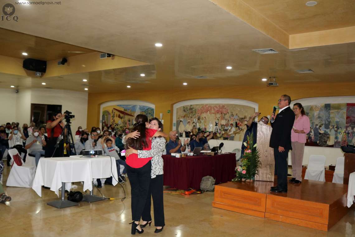 Amoroso abrazo recibe la instructora Belém de parte de su hija Dulce María, que mejor reconocimiento por su labor realizada.