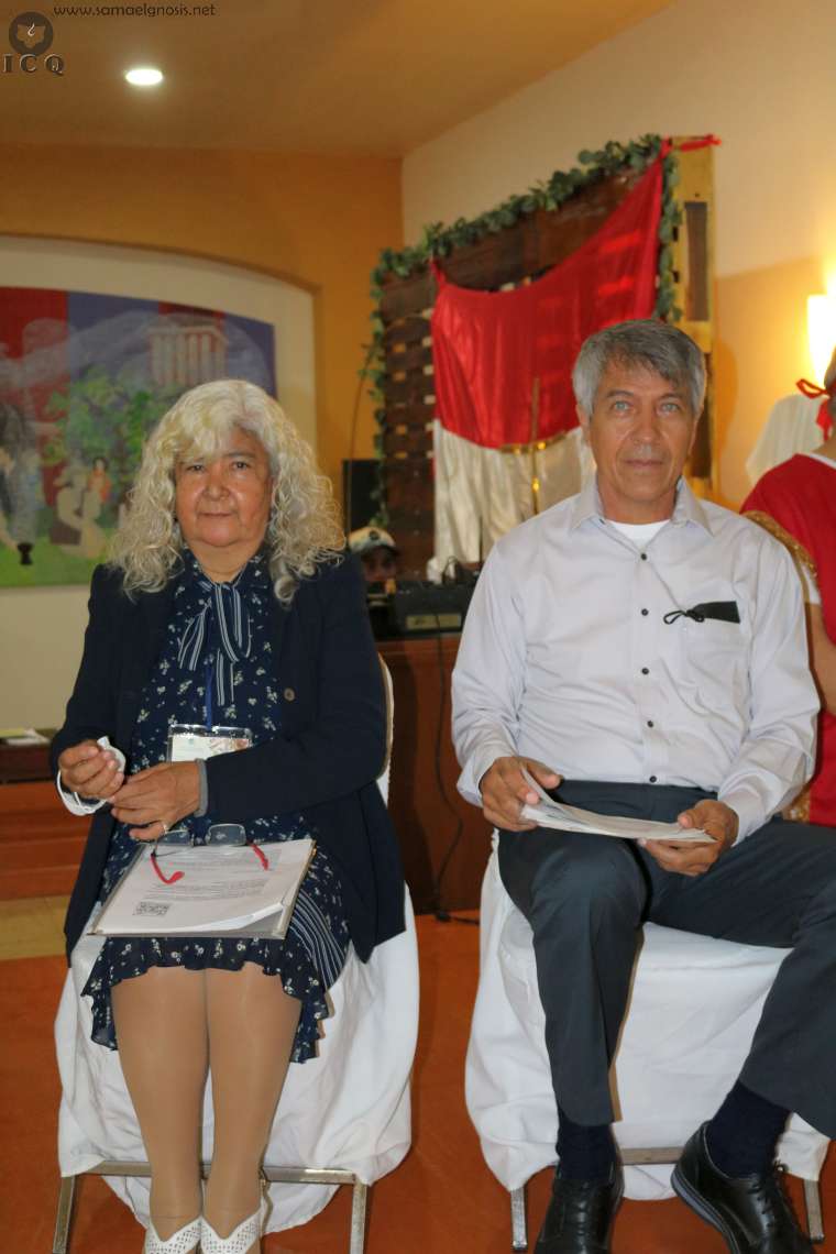 La instructora Lupita Inclán y el instructor Vicente Sáenz participando como oradores de la obra de teatro.