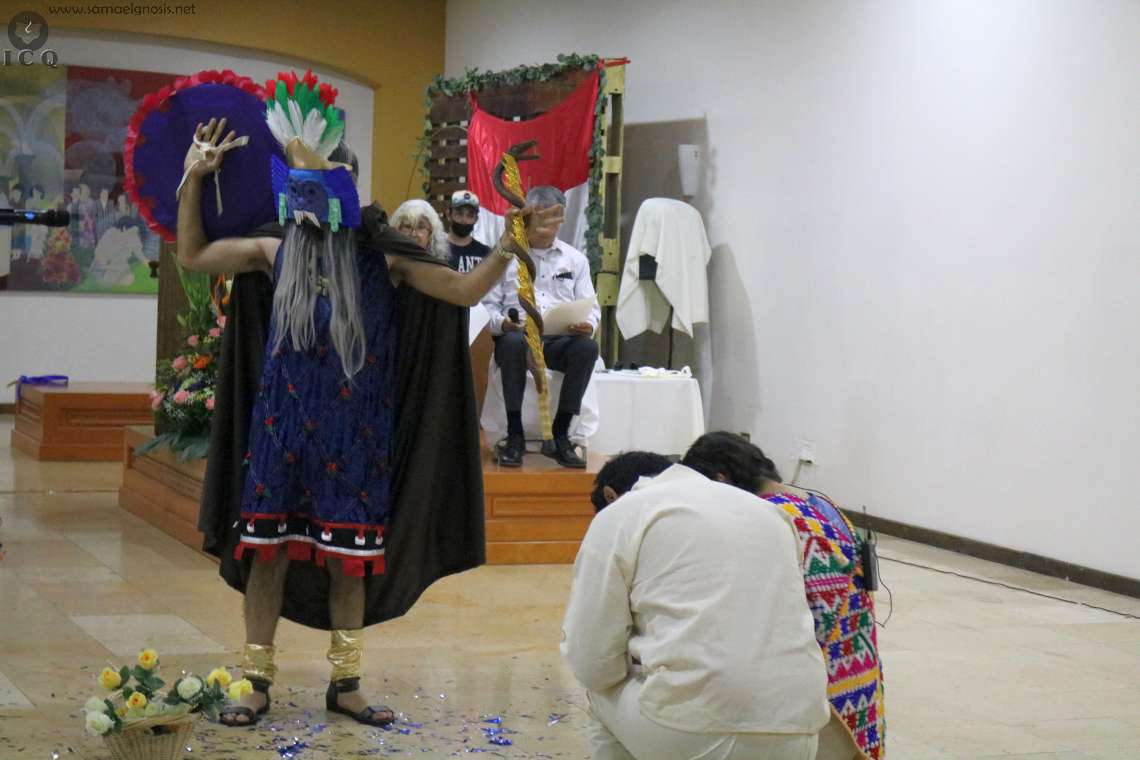 El anciano azteca descubre su verdadera identidad es el dios Tláloc y se presenta a la pareja que ha triunfado en todas las pruebas. 