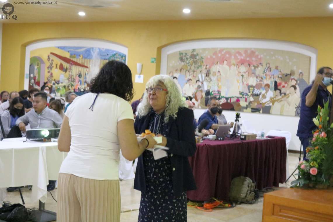 La instructora Lupita Inclán feliz de recibir su reconocimiento de manos de las alumnas del ICQ Aguascalientes.  