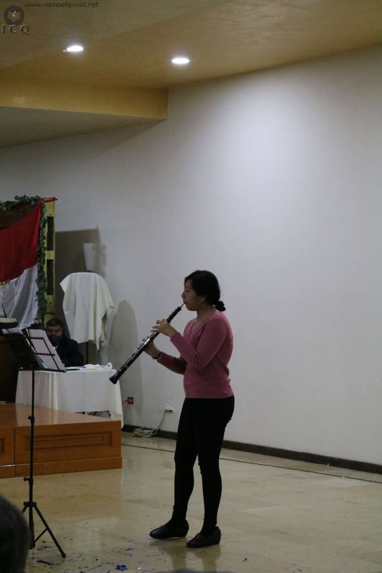 Extraordinarias melodías interpretadas en el oboe hicieron gala en el congreso gnóstico, para dar fin al congreso. Muy emocionada la concertista dedicó su participación a su papá Max.