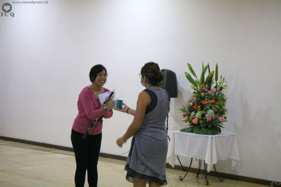 Finalizada su participación la cual nos dejó todos emocionados por la deliciosas melodías, la concertista recibe su reconocimiento. .