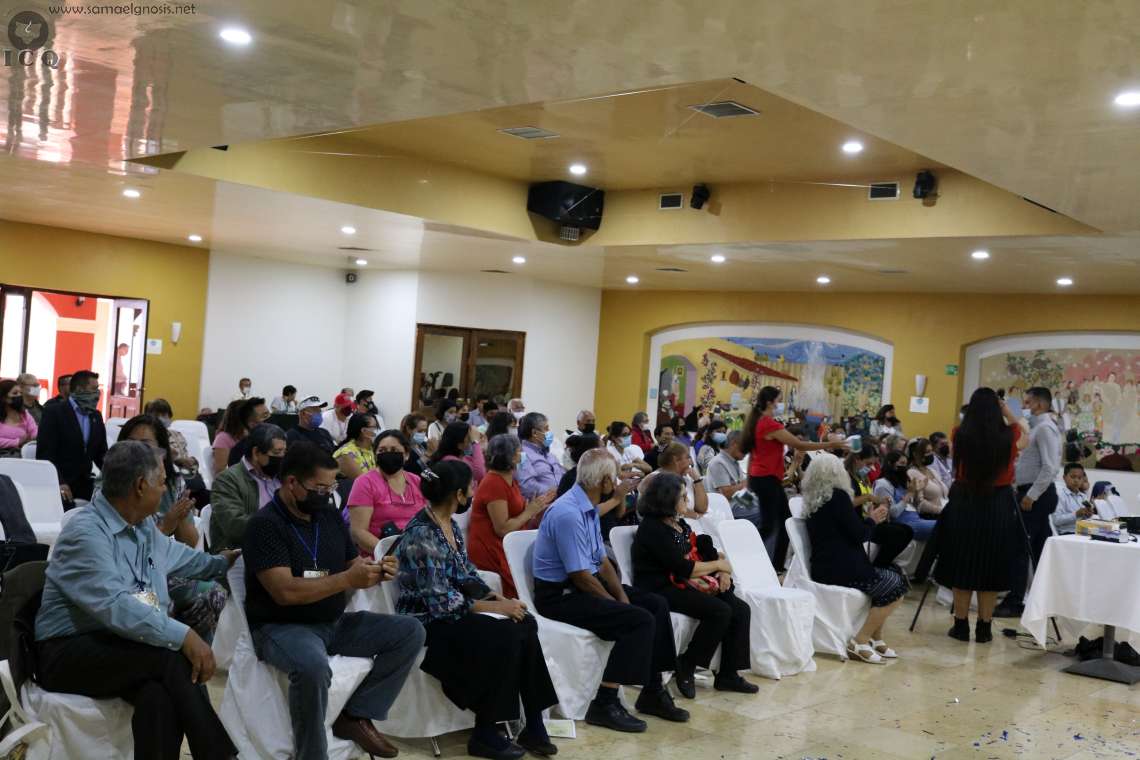 Entrega de reconocimientos para alumnos que contestaron el cuestionario final. 