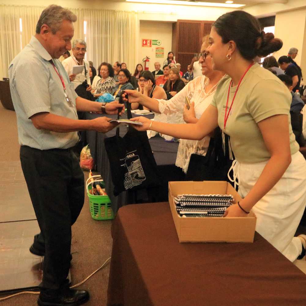 Entrega de reconocimientos a estudiantes participantes en los cuestionarios.