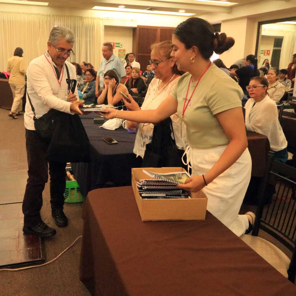 Entrega de reconocimientos a estudiantes participantes en los cuestionarios.