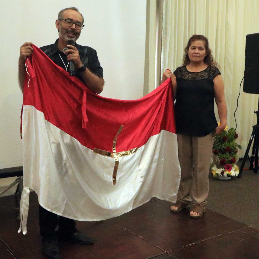 Instructor Rubén Soto Orozco encargado del congreso 2026 entregando la bandera gnóstica a la instructora Juanita Ornelas quien con su esposo Armando Ortiz encabezarán el Congreso Gnóstico 2027. 