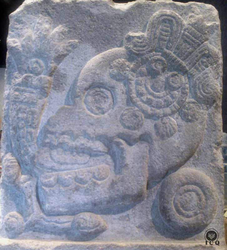Cráneo, que representa la muerte en la guerra, de su boca el símbolo de agua quemada. 
(Museo de Antropología e Historia México)