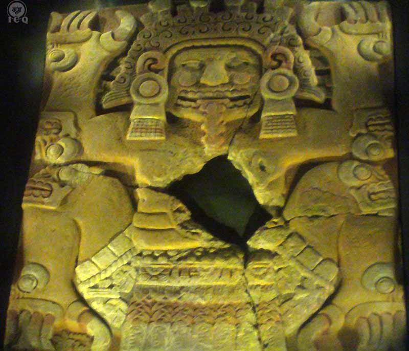 Señora de la tierra [Tlaltecuhtli] 
origen y fin de todo lo que es, ha sido y será 
(Museo del Templo Mayor, México)