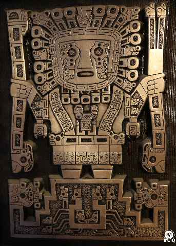 El señor de los dos báculos. Tiahuanaco Bolivia. Foto de pieza artística.