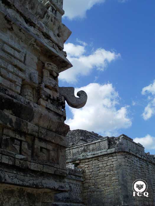 En las orejeras del dios de la lluvia maya Chaac, se encuentra la representación del principio masculino, la sexualidad era vista en forma sagrada. Chichén Itzá Yucatán México