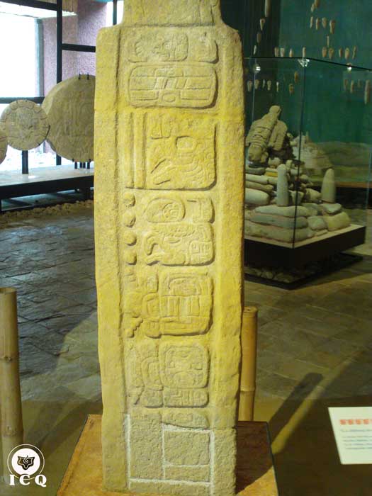 Estela maya con glifos. Toniná Chiapas, México