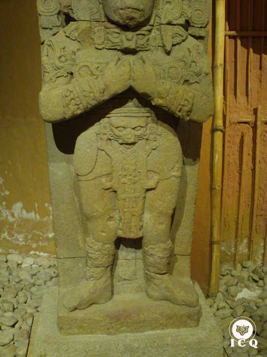 Estela maya con sacerdote con un maxtlatl (taparrabo) bellamente adornado, símbolo de Jesod. Toniná Chiapas, México. 