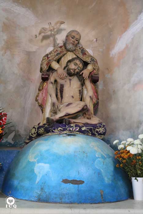 El Padre auxiliando al Cristo, símbolo de la misericordia que debemos tener para con los demás. Iglesia de Puebla, México. 