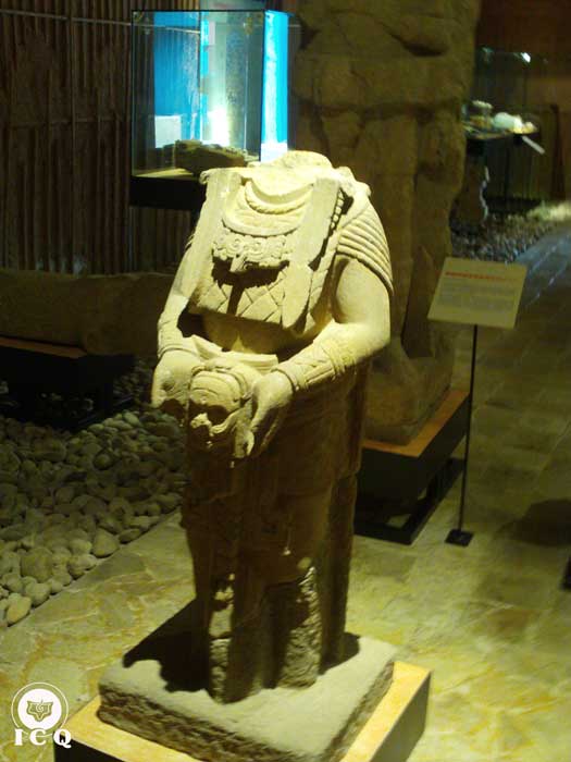 Una escultura que muestra una decapitación simbólica, indicando la lucha en contra de los deseos, los vicios, etc., los cuales deben ser destruidos. Toniná Chiapas, México