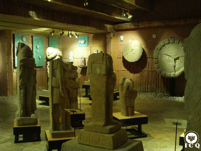 Toniná se traduce como “La casa de piedra”, “El lugar donde se levantan esculturas en piedra en honor del tiempo”, sin duda estudiantes gnósticos del pasado que se adentraron en el significado oculto de los números. Toniná Chiapas, México.