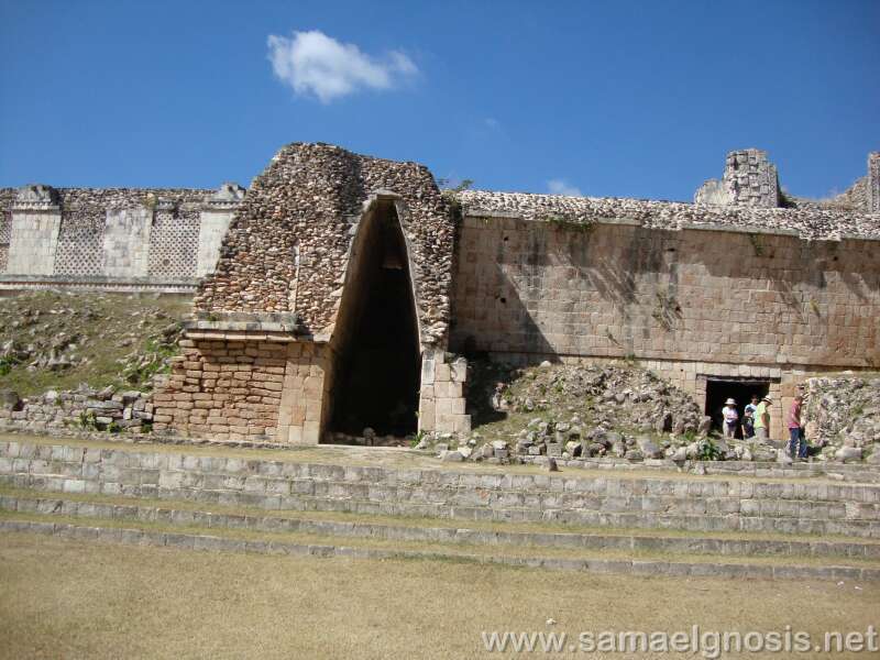 El falso arco maya de la idea del arcano 12, ya que se forma de un rectángulo (el cuaternario inferior) y un triángulo (El Ser con sus dos almas). Uxmal Yucatán México. Foto: Antonio Compean. 