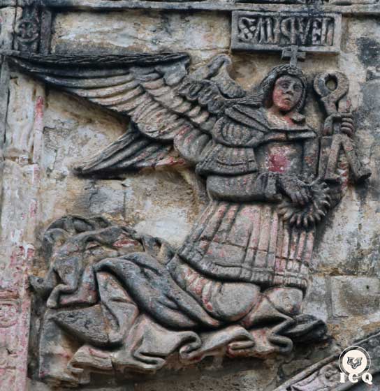 Ángel con símbolos de la pasión de Jesús, en su mano derecha destaca la corona de espinas, símbolo de la voluntad verdadera. (Ex Convento de San Andrés Calpan).