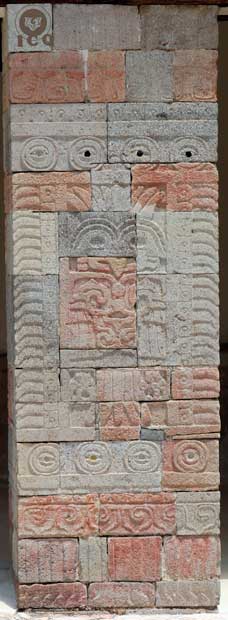 Una lechuza es la representación incrementada de la observación de sí mismos y la advertencia que algo debe morir dentro de nosotros. Los ojos estelares, formados con círculos e incrustaciones de obsidiana, lo acompañan. (Teotihuacán, México).