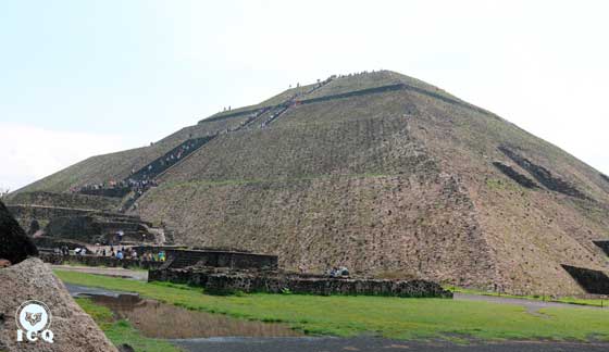 La pirámide del Sol en Teotihuacán tiene cuatro basamentos, que representan el sagrado cuatro o la divinidad: la Trinidad más el Absoluto. (Teotihuacán, México).