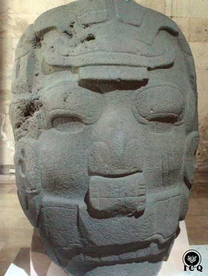 Personaje llorando, asociado a Quetzalcóatl, pues en su tocado lleva la fecha Uno-Caña [MAX]