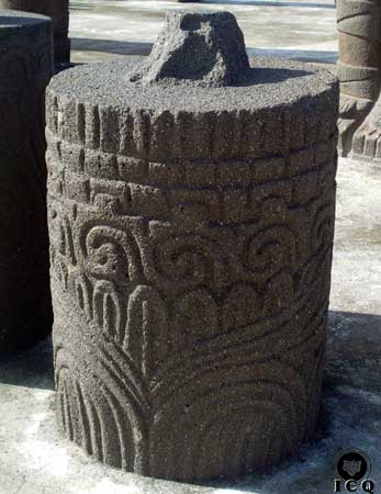 Fragmento de una de las columnas como serpiente emplumada.