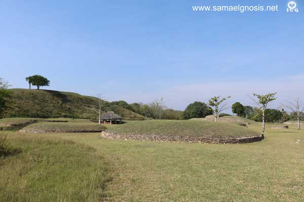 Basamentos circules muy característicos de la Zona Arqueológica de Tamtoc, probablemente dedicados al dios del viento.