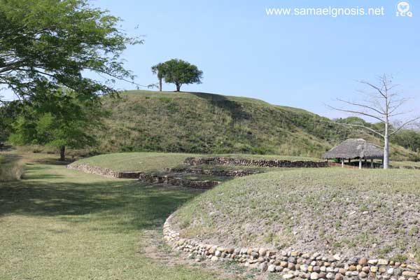Basamentos circules muy característicos de la Zona Arqueológica de Tamtoc, probablemente dedicados al dios del viento.