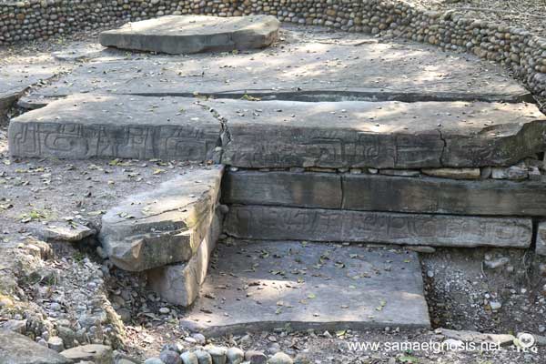 La Esclavitud Psicológica. Fotos: Lajas de piedra con enigmáticos jeroglíficos aún hoy no descifrados por los antropólogos. Zona Arqueológica de Tamtoc. 