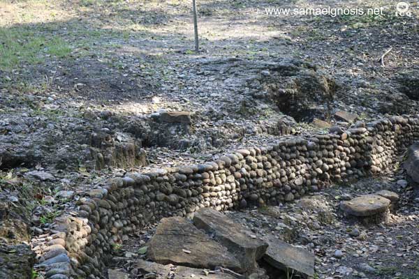 La Esclavitud Psicológica. Fotos: Lajas de piedra con enigmáticos jeroglíficos aún hoy no descifrados por los antropólogos. Zona Arqueológica de Tamtoc. 