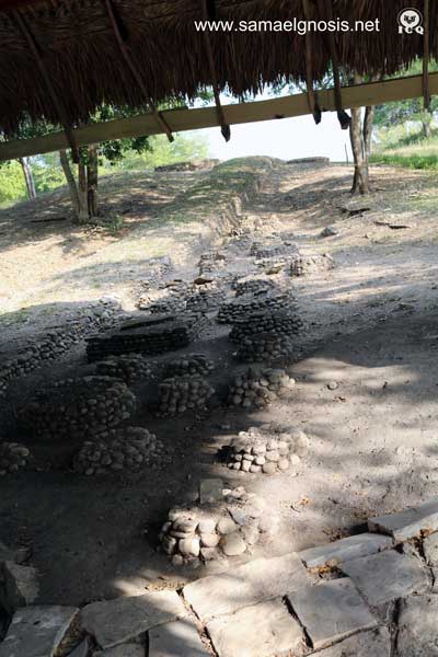 Tumbas en la Zona Arqueológica de Tamtoc, a espaldas del monolito de la Sacerdotisa. 