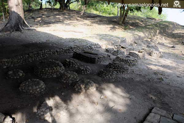 Tumbas en la Zona Arqueológica de Tamtoc, a espaldas del monolito de la Sacerdotisa. 