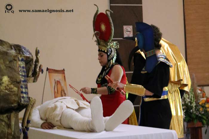 Isis, Anubis y Toth resucitando a Osiris  en obra de teatro del Congreso 2021