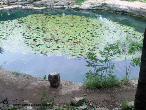 Depósito de agua en la Zona Arqueológica de Dzibilchaltún Yucatán México