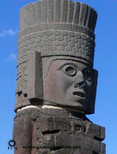 Penacho de plumas simbolizando el dominio de la mente animal. Detalle de un Atlante de Zona Arqueológica de Tula Hidalgo México.