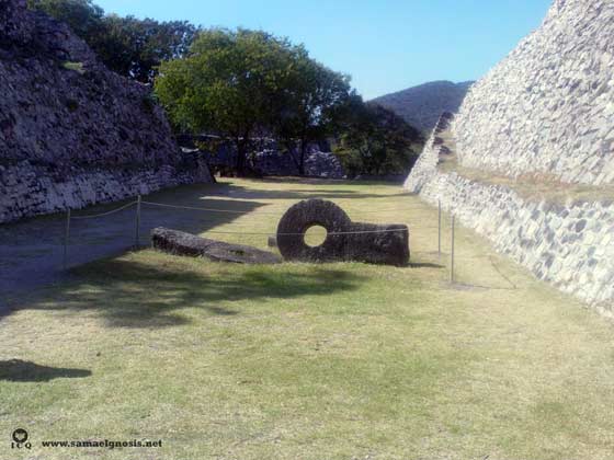 Campo de la bola religiosa de Xochicalco Morelos, símbolo de la lucha entre las tinieblas (el ego) y la luz (la conciencia).