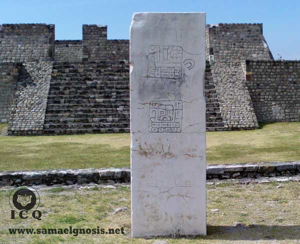 Estela con glifo 10 Caña y 9 Ojo de reptil. Zona Arqueológica de Xochicalco, Morelos, México. 