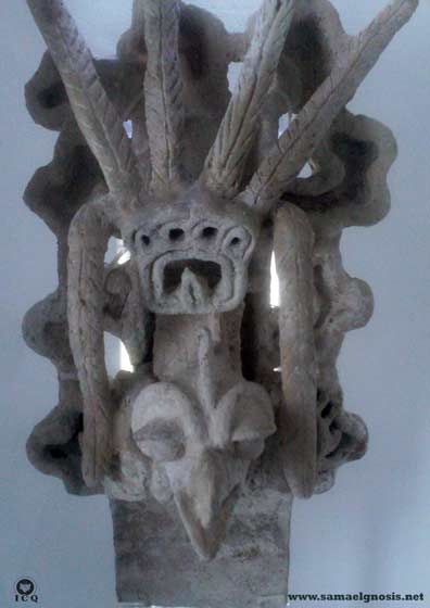 Por su ágil vuelo y su resplandeciente plumaje fue asociado con la luz, el sol y el fuego, símbolo de la conciencia despierta. Museo de Zona Arqueológica de Xochicalco, Morelos, México.