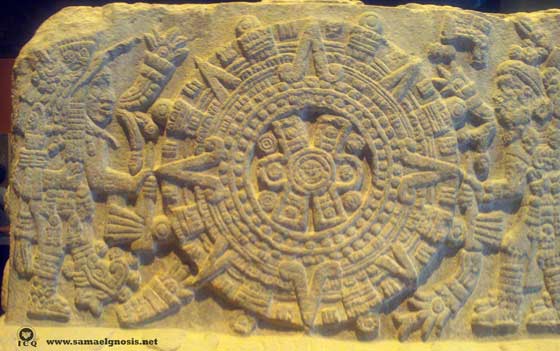 Se destaca la importancia del Sol como símbolo de algo divino en esta piedra del Templo (Teocalli) donde el dios del Sol “Colibrí Zurdo” (Huitzilopochtli), y un gobernante (“El que habla” tlatoani) llamado Motecuhzoma II lo escoltan. Museo Nacional de Antropología. México.
