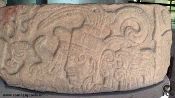 Fragmento de columna con un personaje que se encuentra tocado de plumas, símbolo de la mente purificada. Museo de Antropología de Xalapa.