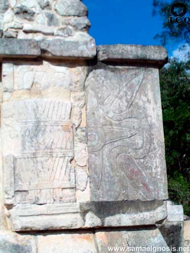 Detalle del Templo de Venus en Chichén Itzá, Yucatán, México. En él se destaca el símbolo maya del planeta Venus que es regente del mundo causal. En la parte izquierda es un “nudo” de años y en la derecha una media flor con áspides en los pétalos.