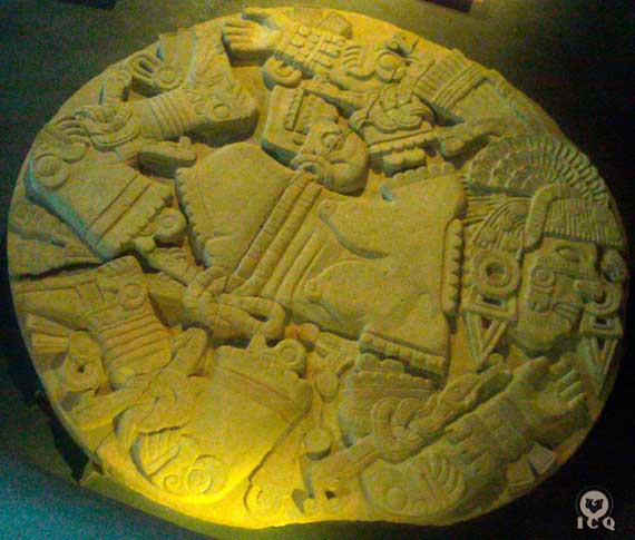 “La adornada con cascabeles” (Coyolxauhqui) símbolo de la lujuria, destrozada indicando el camino preciso a seguir. [Museo del Templo Mayor]