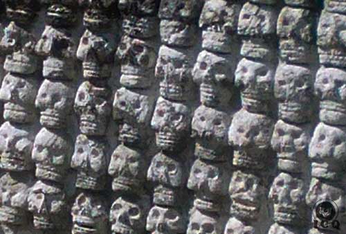 Muro de cráneos, mostrándonos la necesidad de eliminar los innumerables defectos psicológicos que nos impiden amar. [Templo Mayor]